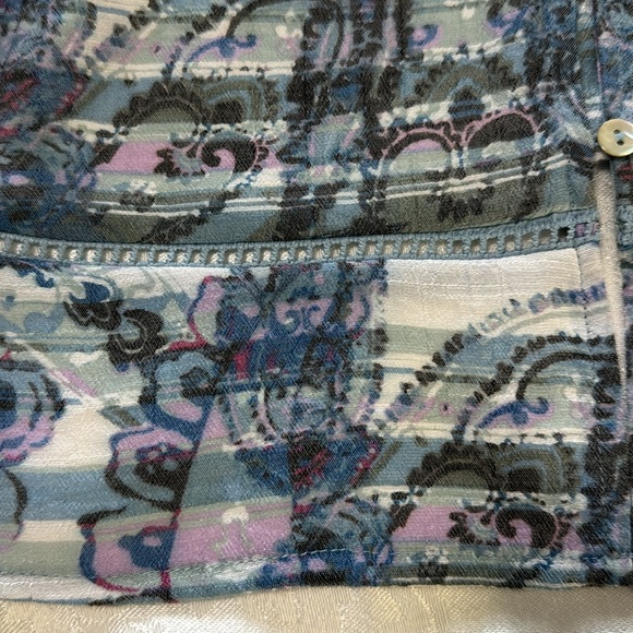 New Directions PXL print top - Picture 8 of 9